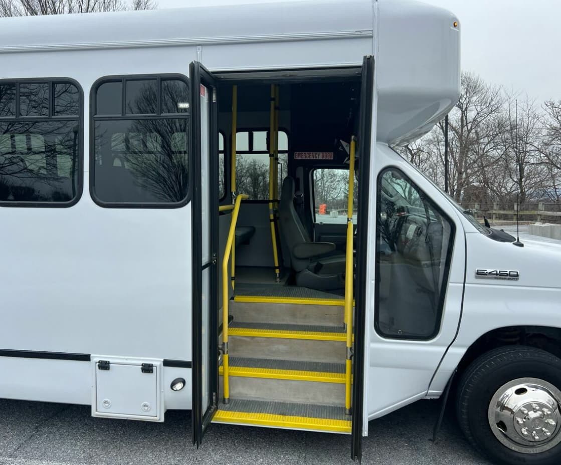 2017 FORD E450 - Image 4