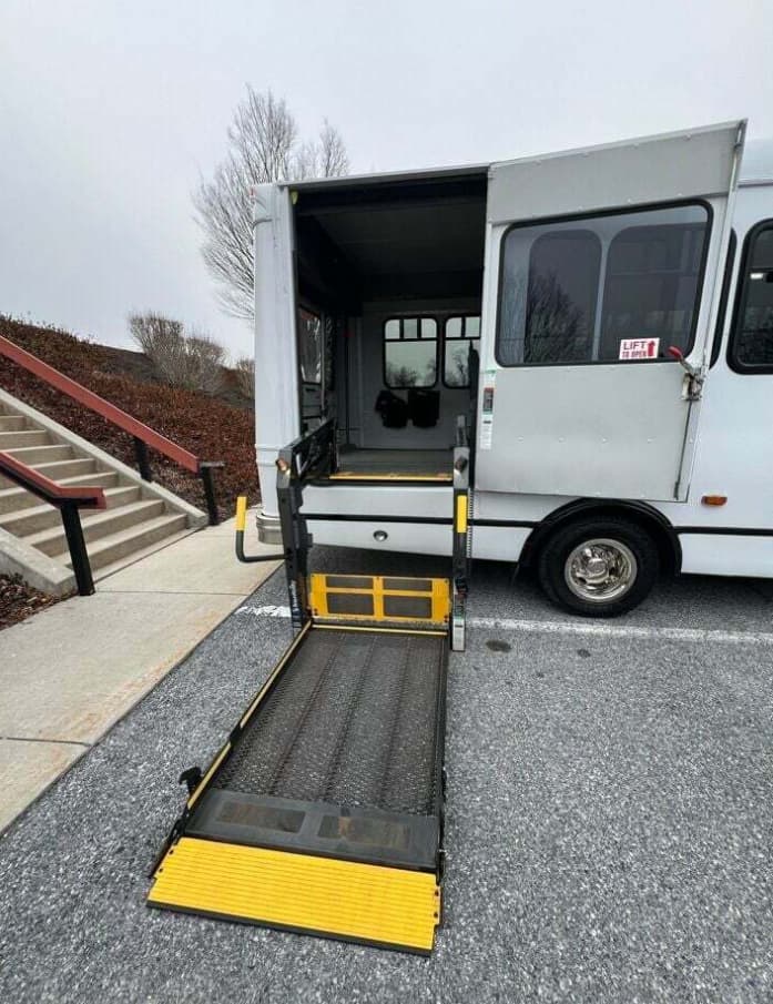 2017 FORD E450 - Image 5