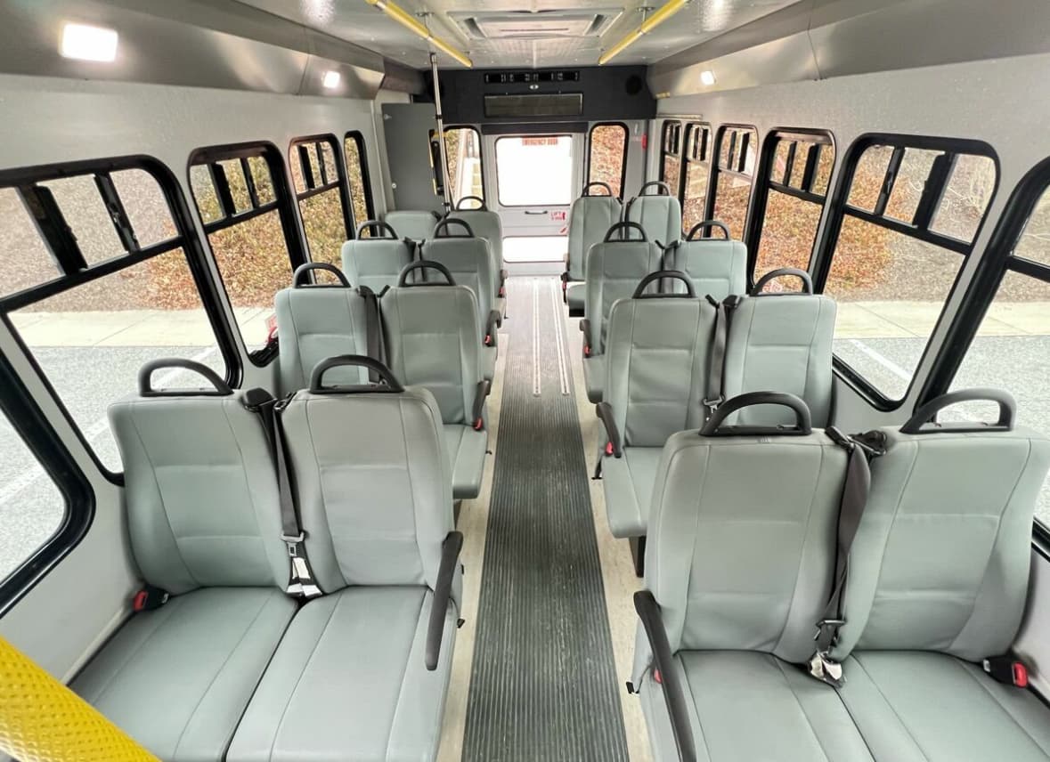 2017 FORD E450 - Image 6