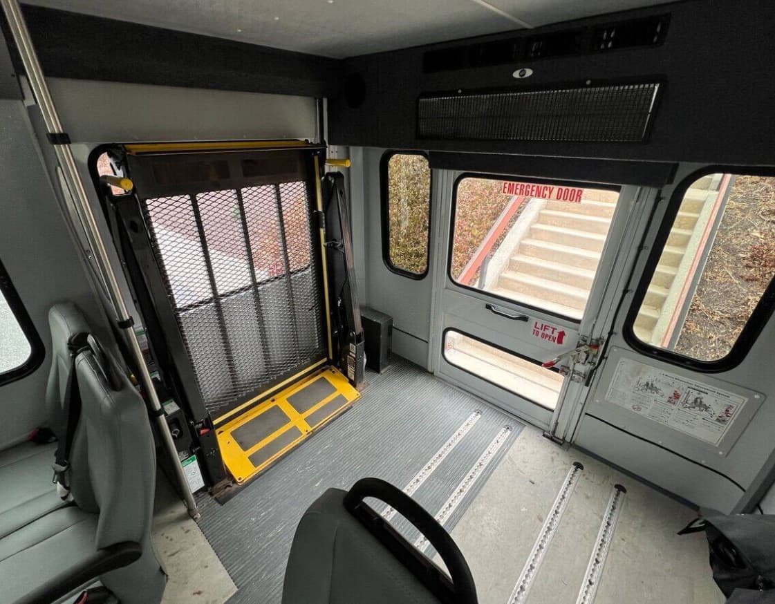 2017 FORD E450 - Image 7