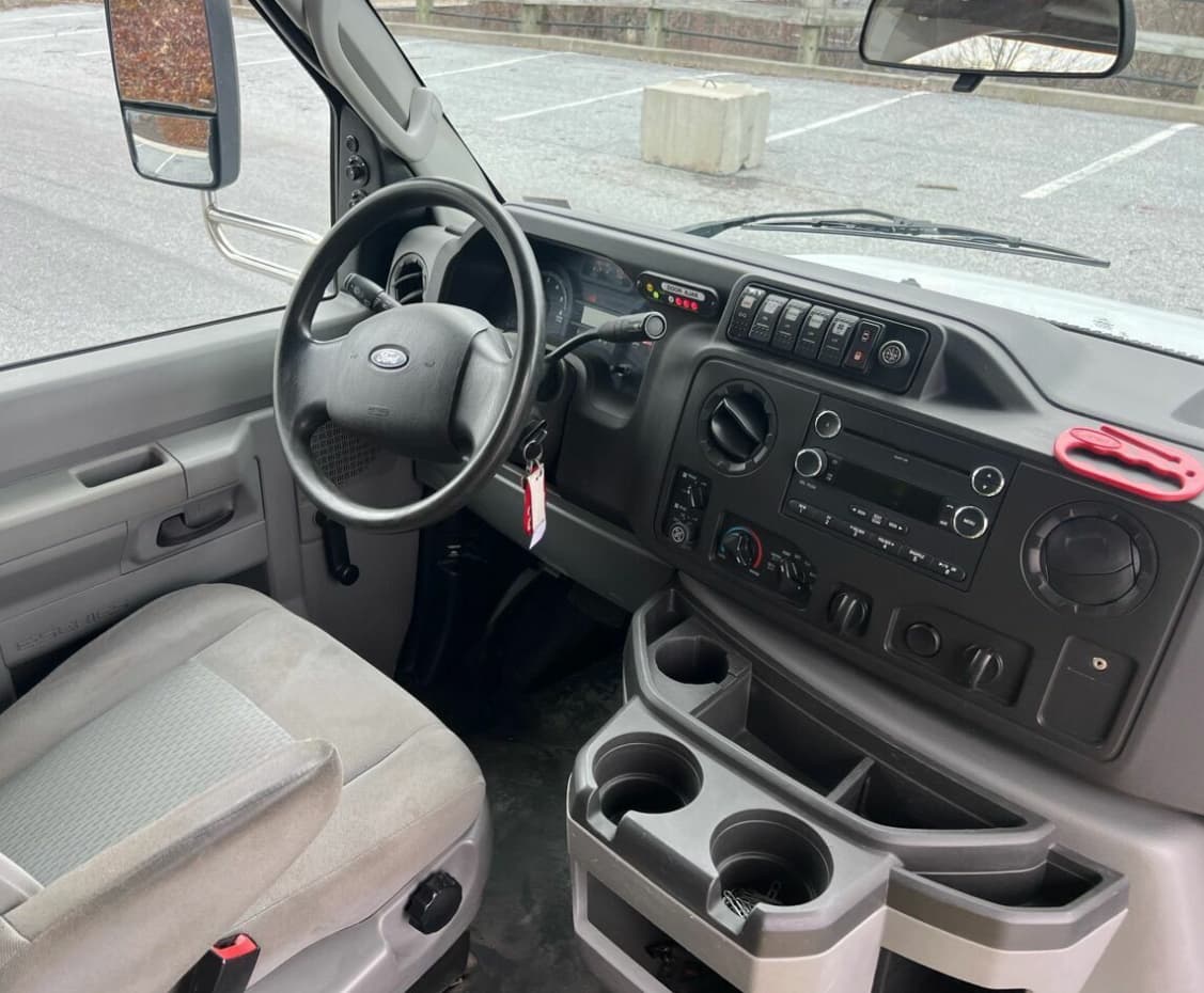 2017 FORD E450 - Image 8