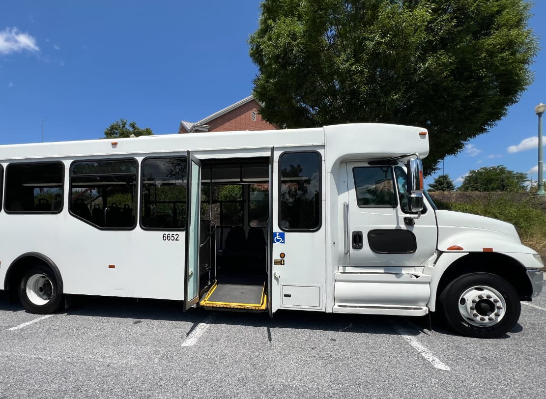 2015 International El Dorado Shuttle Bus - Image 2