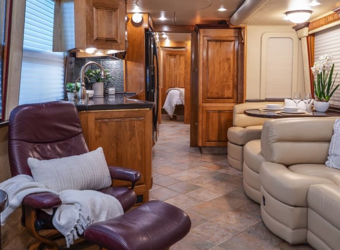 2006 Prevost Royale XLII - Image 5