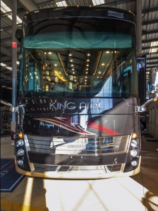 2016 Newmar King Aire 4519 - Image 2