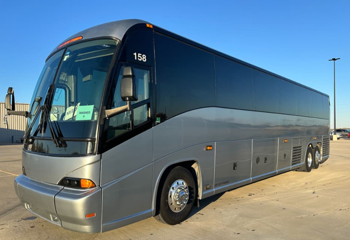 2011 MCI J4500 Coach Bus - Image 1