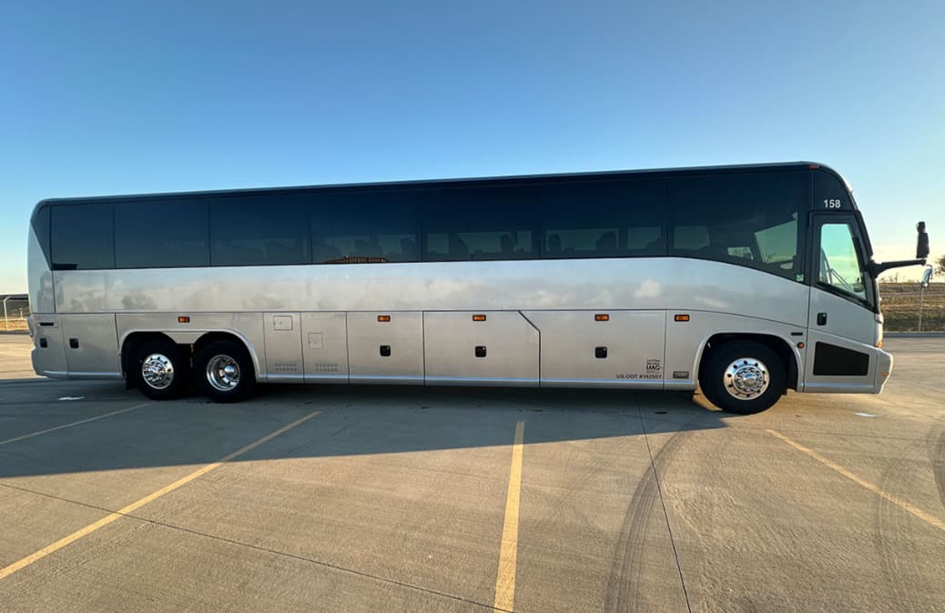 2011 MCI J4500 Coach Bus - Image 2