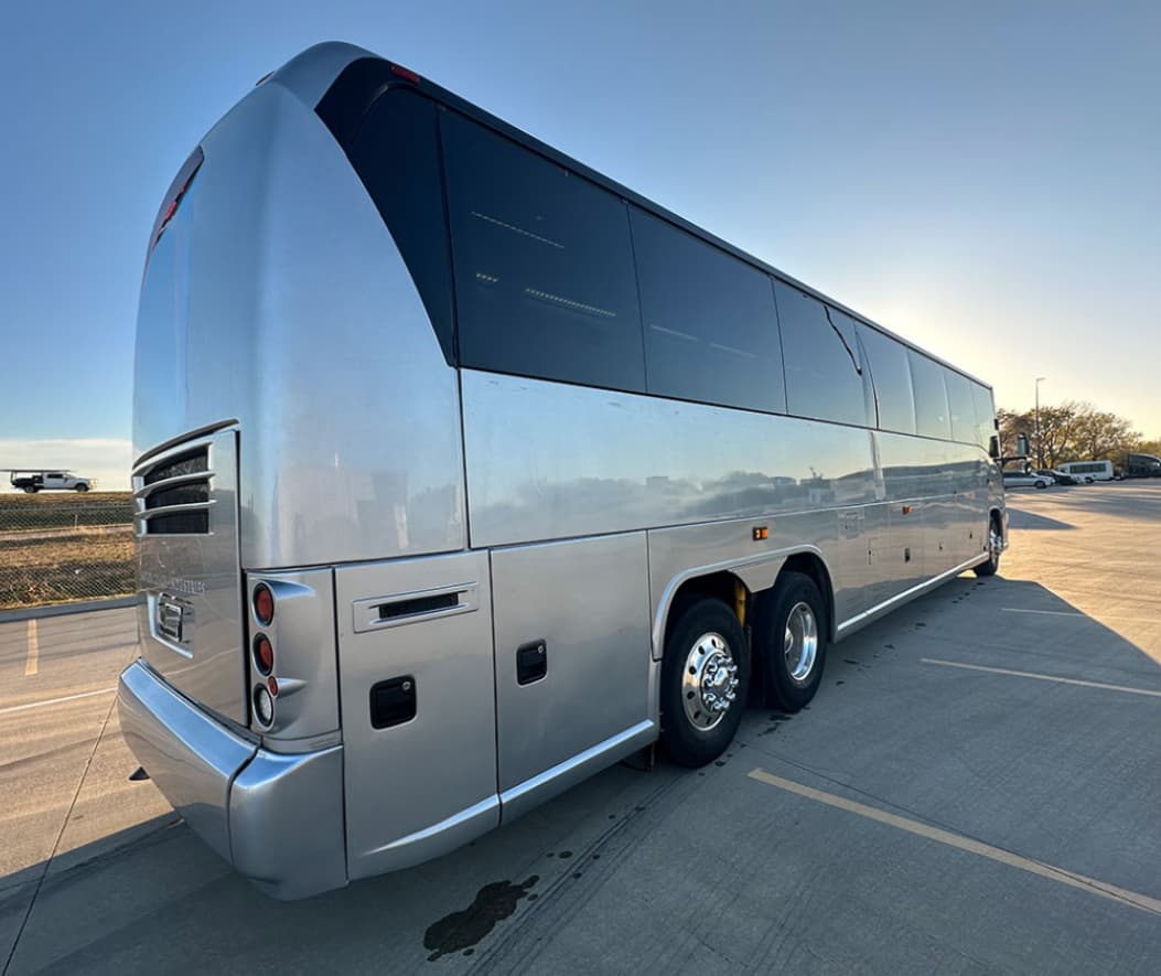 2011 MCI J4500 Coach Bus - Image 3