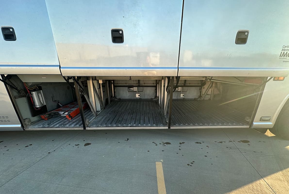 2011 MCI J4500 Coach Bus - Image 4