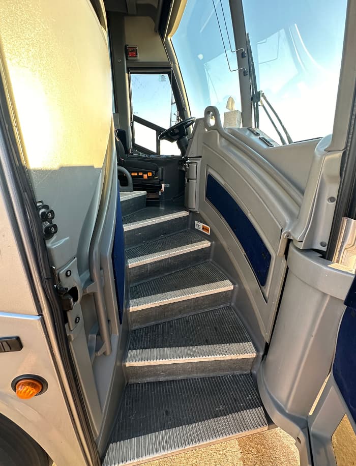 2011 MCI J4500 Coach Bus - Image 5