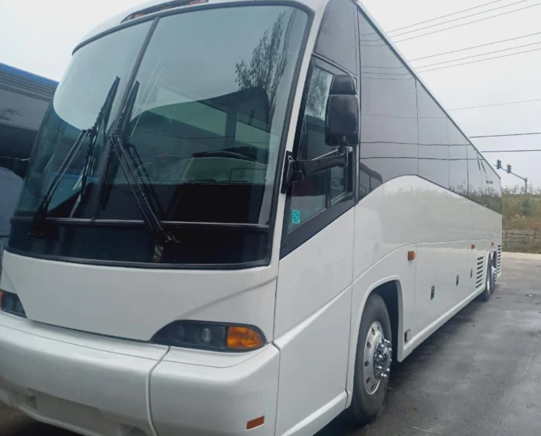 2006 MCI J4500 Coach Bus - Image 2