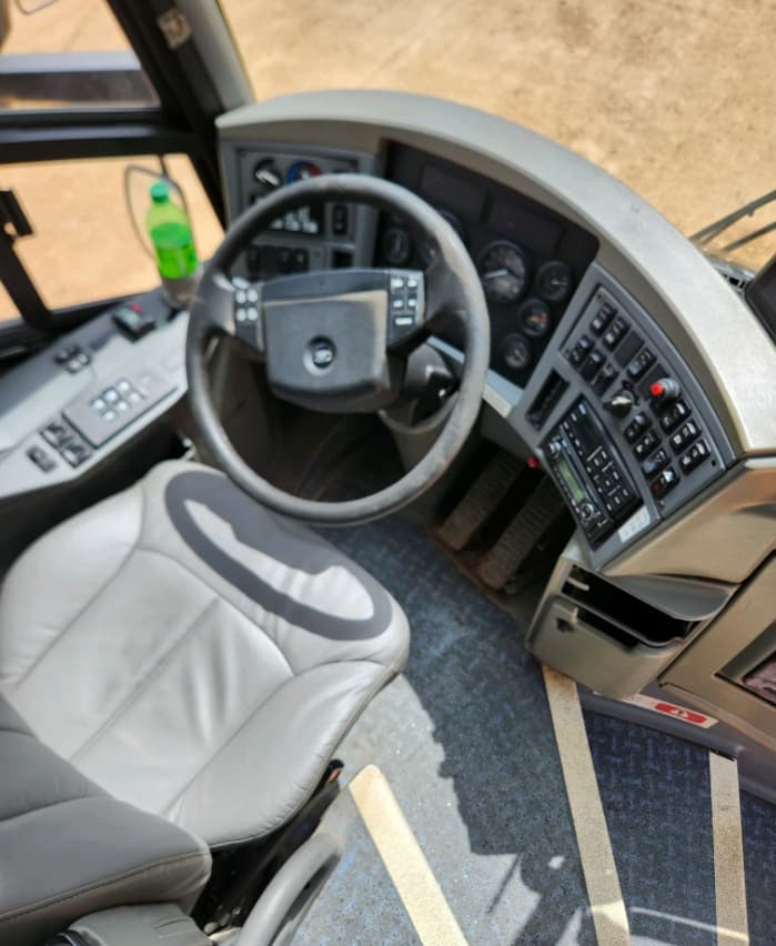 2006 MCI J4500 Coach Bus - Image 6