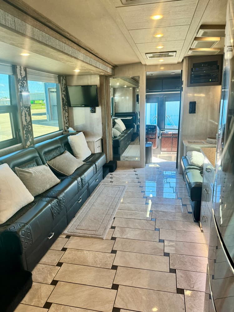 2008 Prevost XLII Motorcoach - Image 10