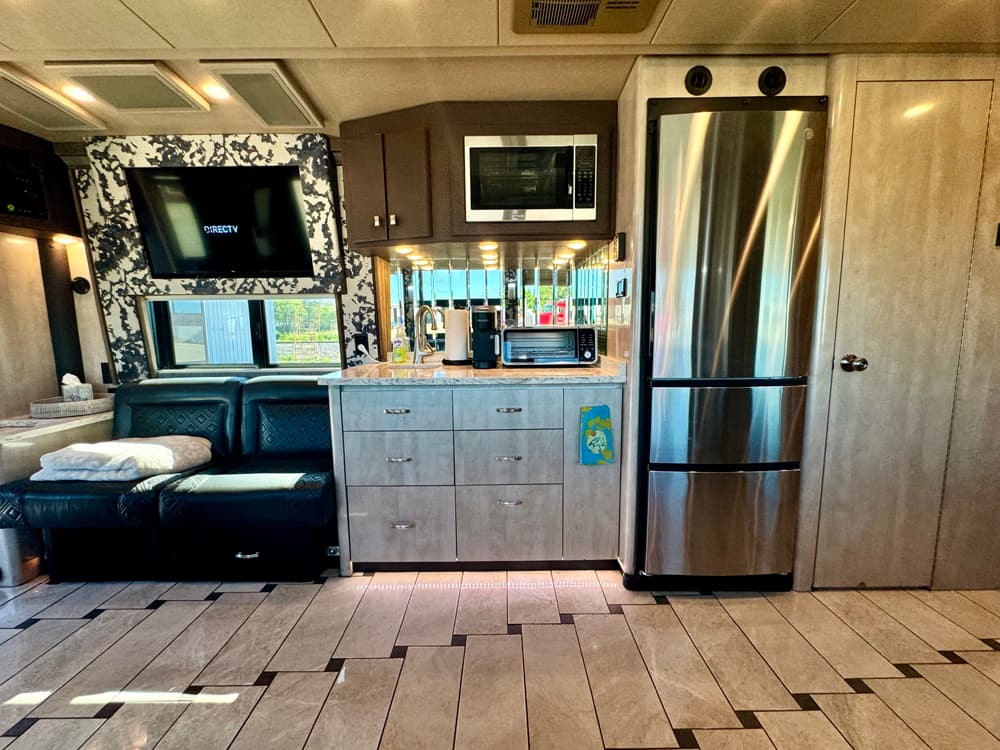 2008 Prevost XLII Motorcoach - Image 8