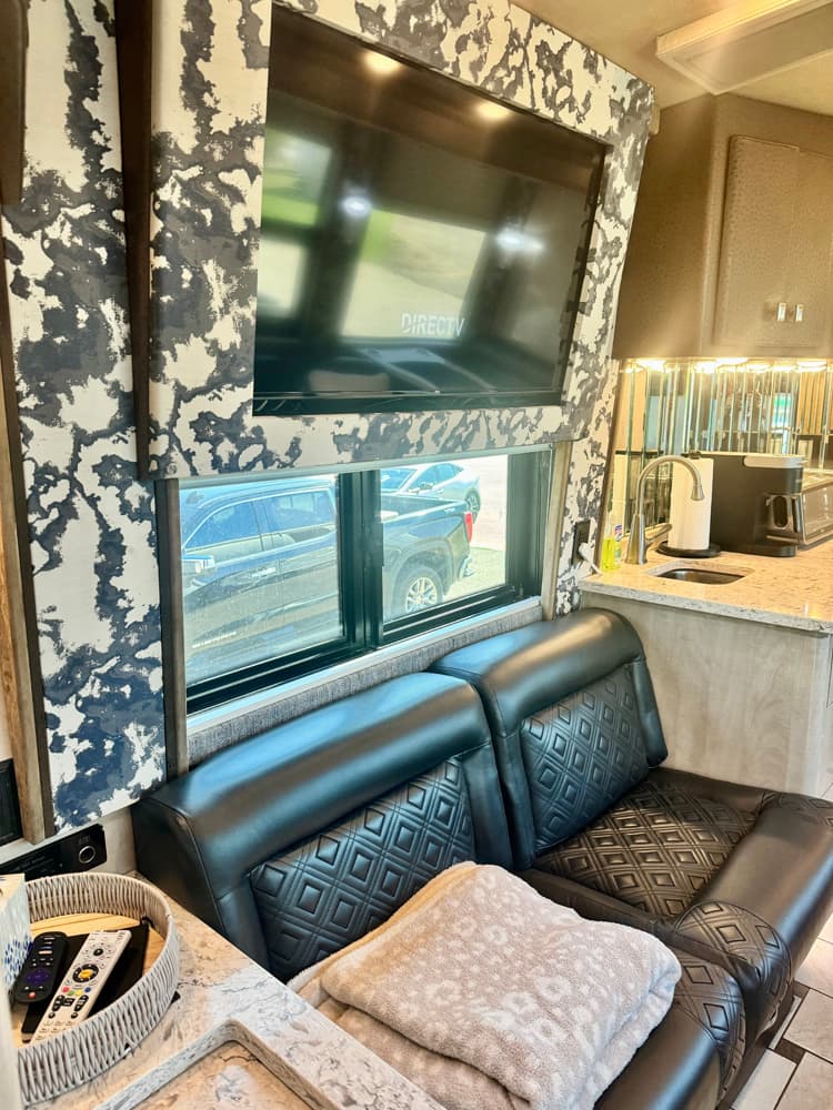 2008 Prevost XLII Motorcoach - Image 9