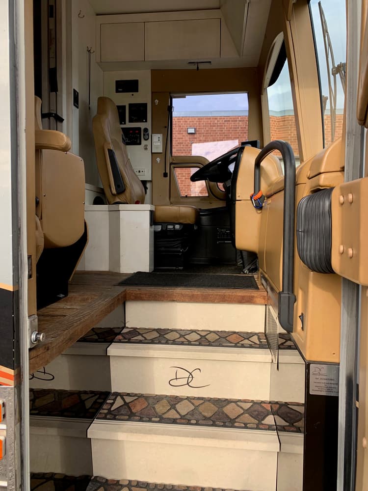 2007 Prevost XLII Motorcoach - Image 7