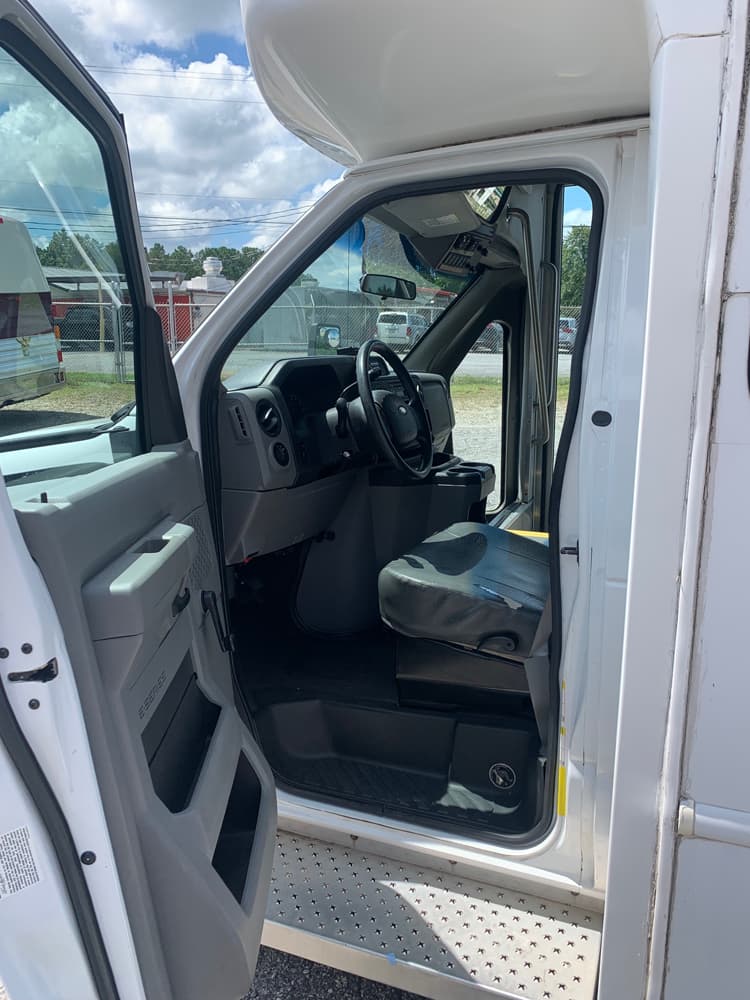 2012 Ford E350 Starcraft - Image 10