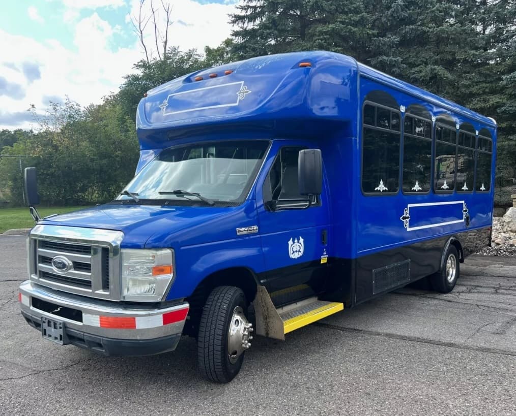 2013 Ford E450 - Image 1