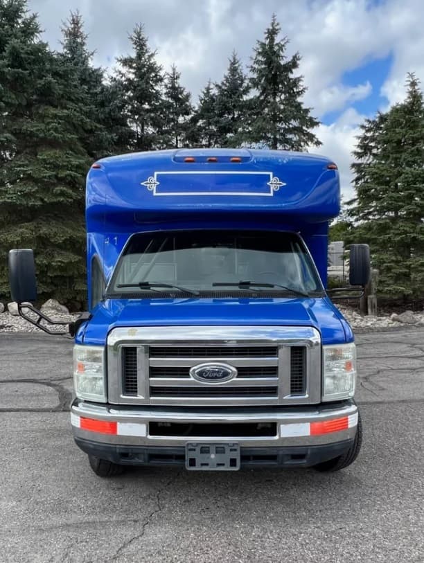 2013 Ford E450 - Image 4