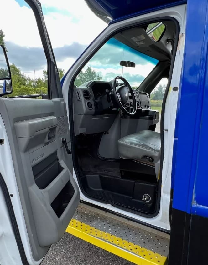 2013 Ford E450 - Image 7