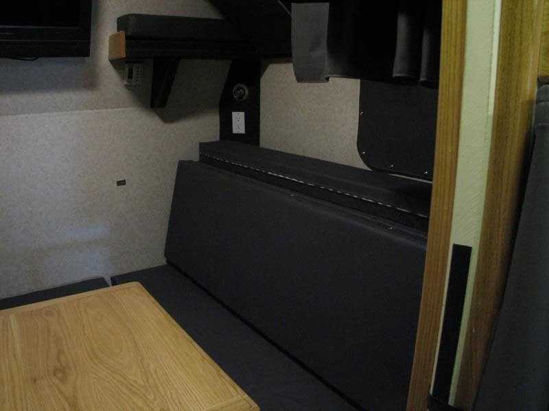 2007 Volvo NiteLiner Powerhouse Coach - Image 10