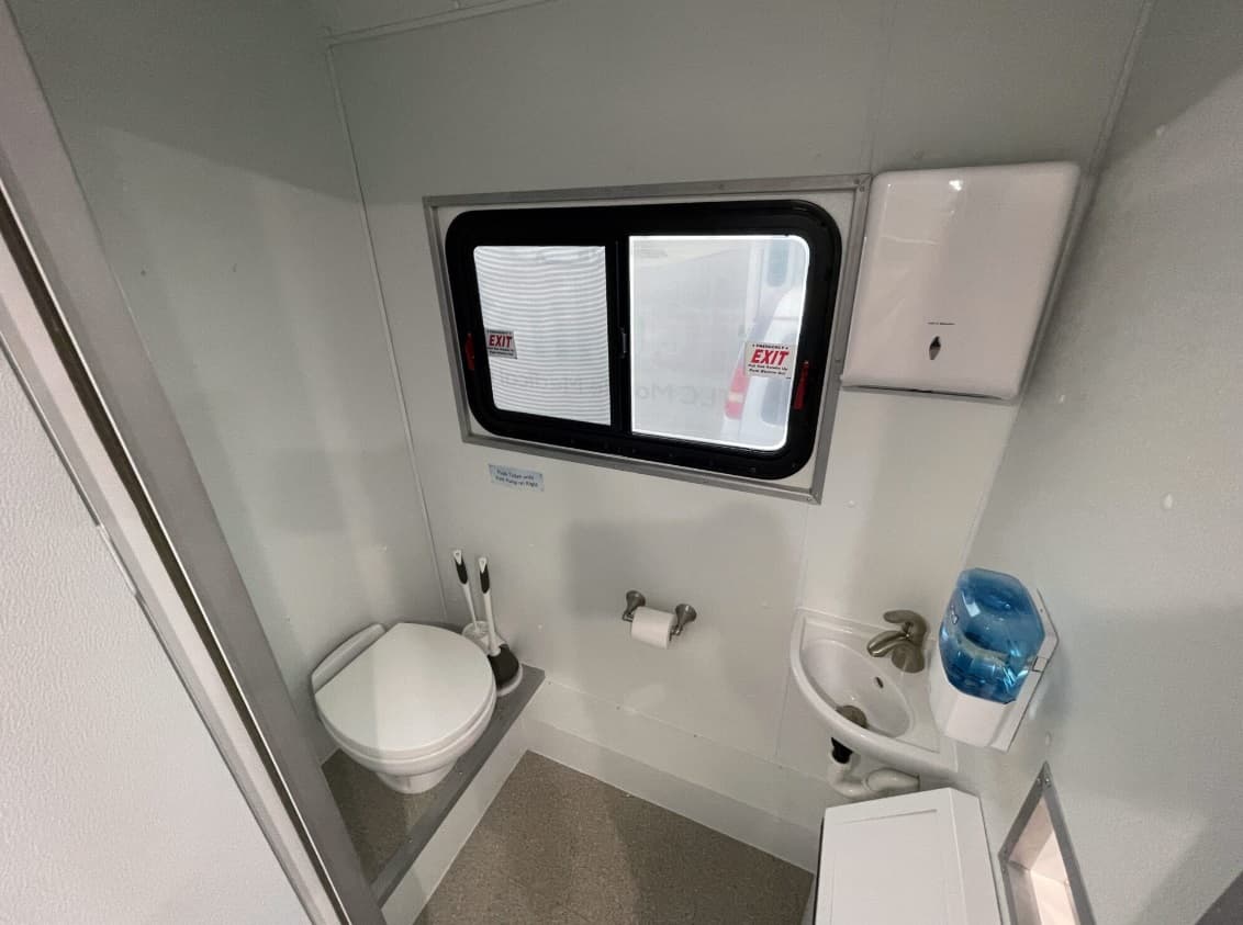 2018 Chevrolet 2500 Express Mobile Clinic - Image 7