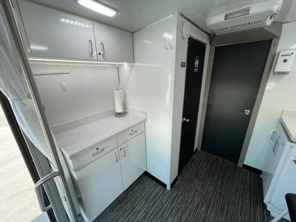 2021 Ford E450 Mobile Clinic - Image 12