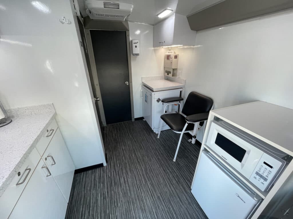 2021 Ford E450 Mobile Clinic - Image 13