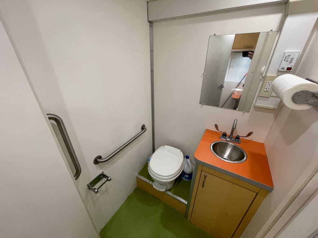 2014 Ford Motorhome Farber Mobile Office - Image 12