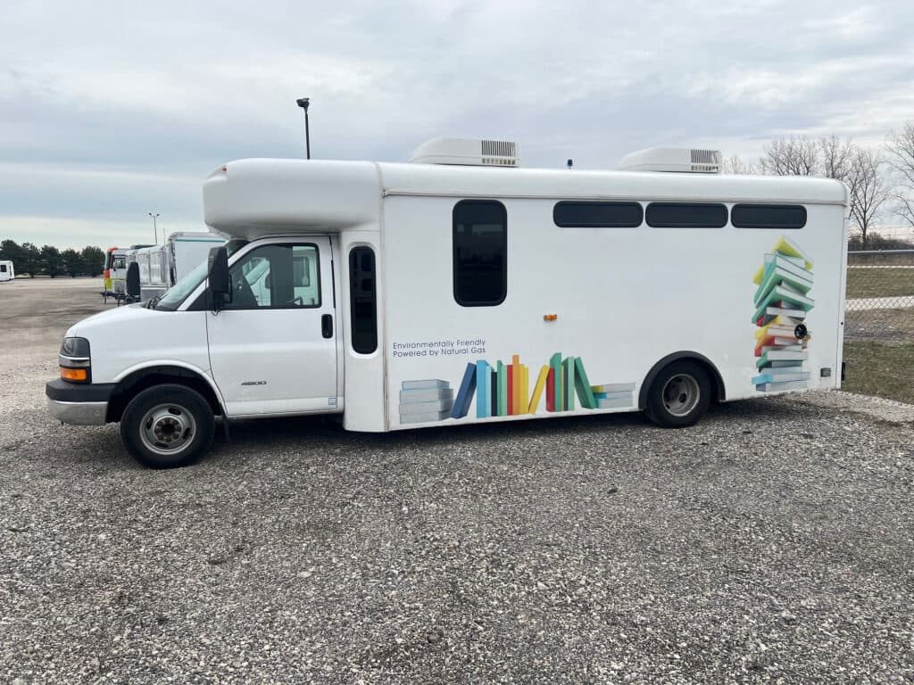 2010 Chevrolet 4500 Mobile Library - Image 1