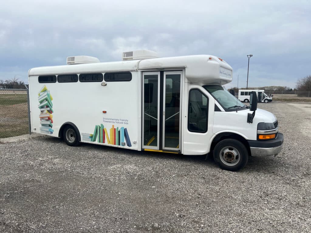 2010 Chevrolet 4500 Mobile Library - Image 2