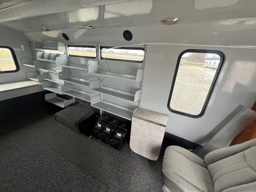 2010 Chevrolet 4500 Mobile Library - Image 4