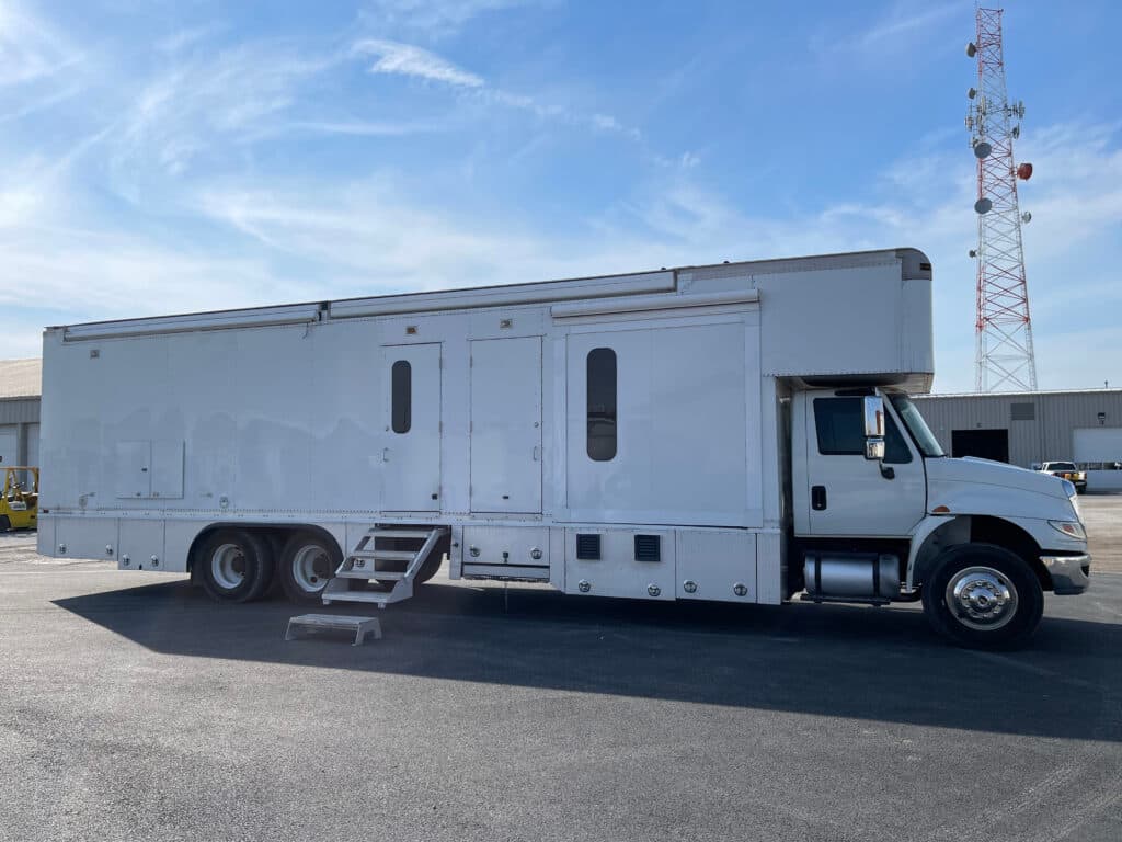 2012 International 4400 Mobile Clinic - Image 3