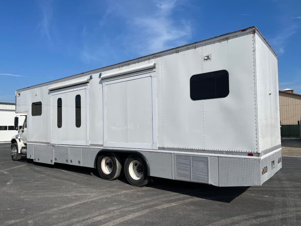 2012 International 4400 Mobile Clinic - Image 5