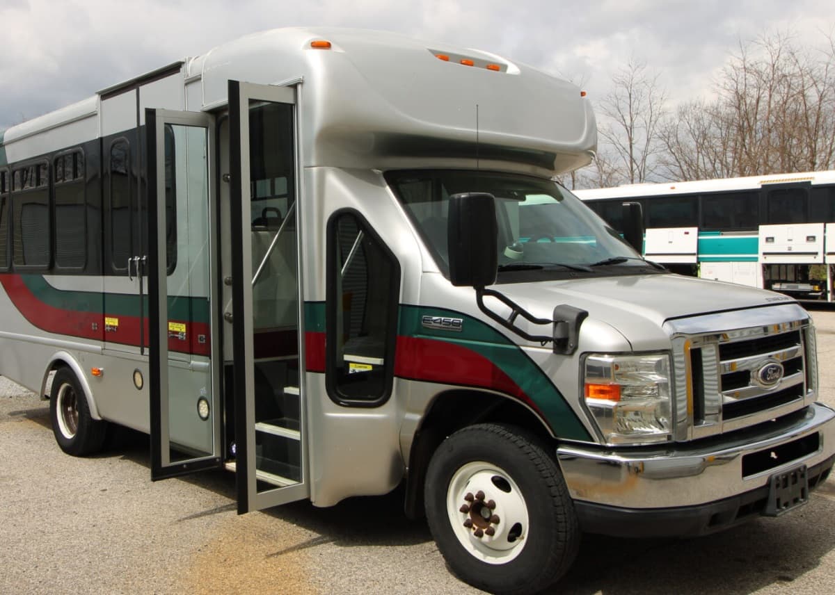 2015 Ford E450 Super Duty - Image 2