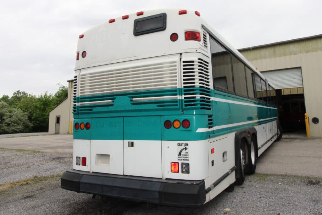2006 MCI D4500 Coach Bus - Image 2