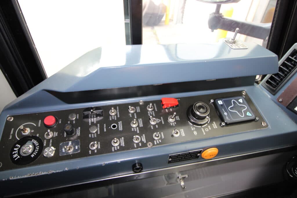 2006 MCI D4500 Coach Bus - Image 9