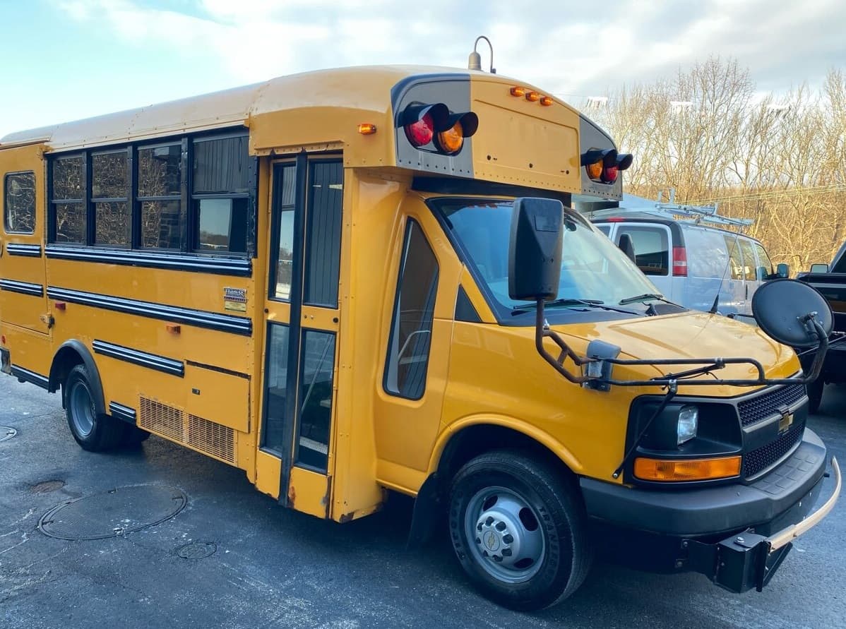 2014 Chevrolet Express 4500  - Image 2