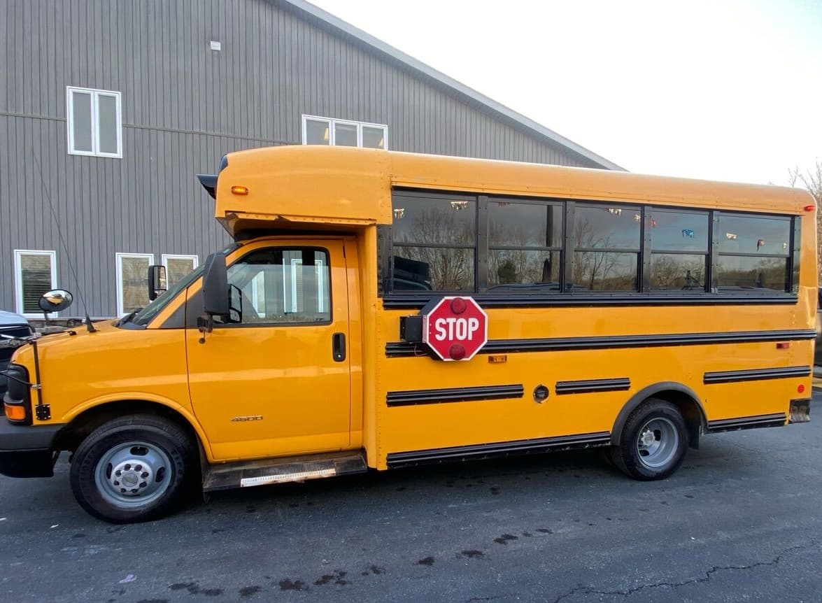 2014 Chevrolet Express 4500  - Image 3