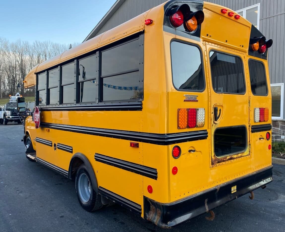 2014 Chevrolet Express 4500  - Image 4