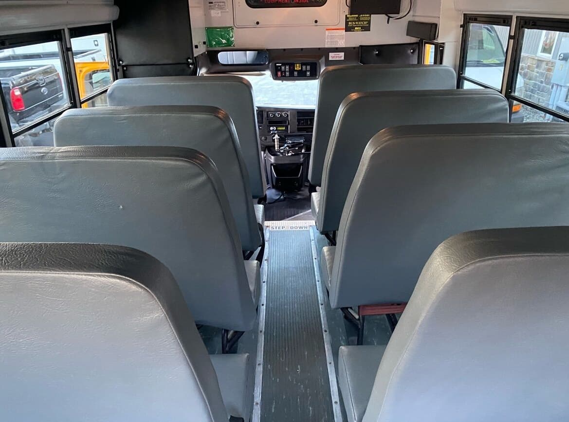2014 Chevrolet Express 4500  - Image 6