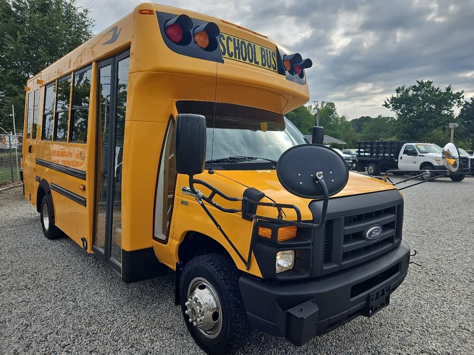 2016 Ford E450 bus