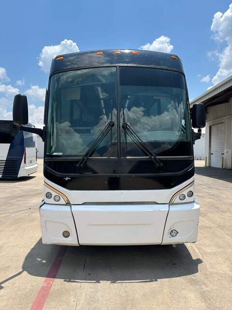 2014 MCI J4500 Coach Bus - Image 2