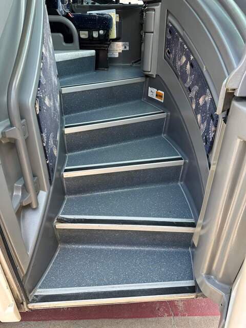 2014 MCI J4500 Coach Bus - Image 3