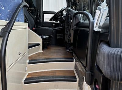2015 Prevost H3-45 Coach Bus - Image 5
