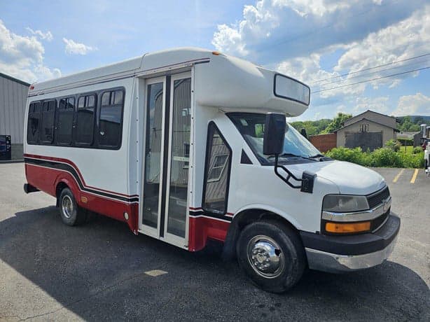 2008 Chevrolet G3500 Shuttle Bus - Image 2