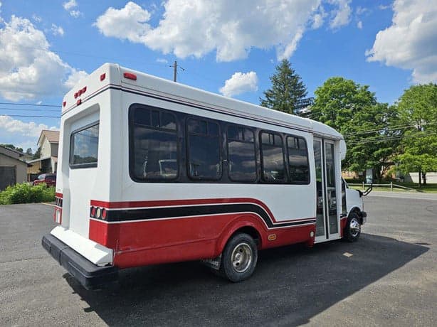 2008 Chevrolet G3500 Shuttle Bus - Image 3