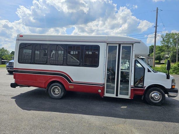 2008 Chevrolet G3500 Shuttle Bus - Image 5