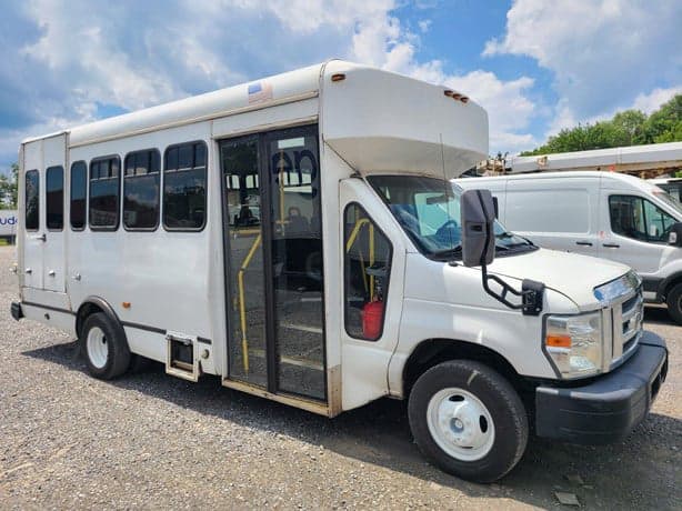 2014 Ford E450 Shuttle Bus - Image 2