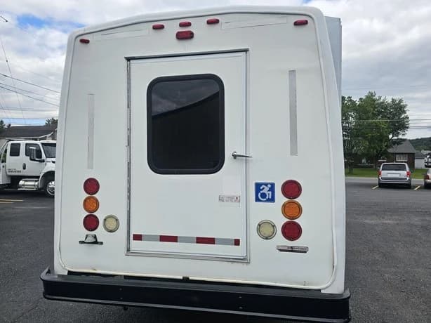 2012 Ford E450 Shuttle Bus - Image 4