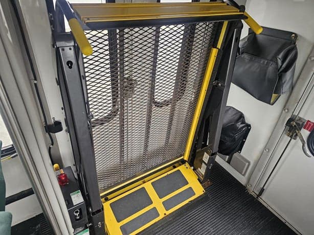 2012 Ford E450 Shuttle Bus - Image 8